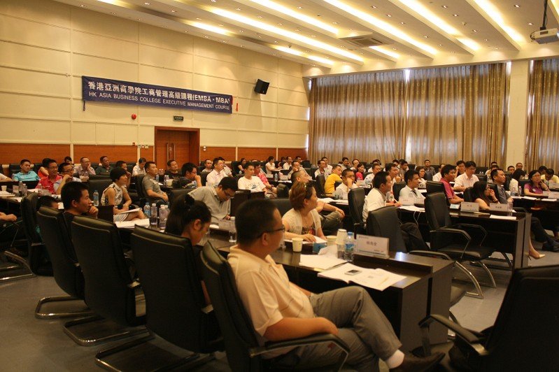 把我们推到领导岗位
