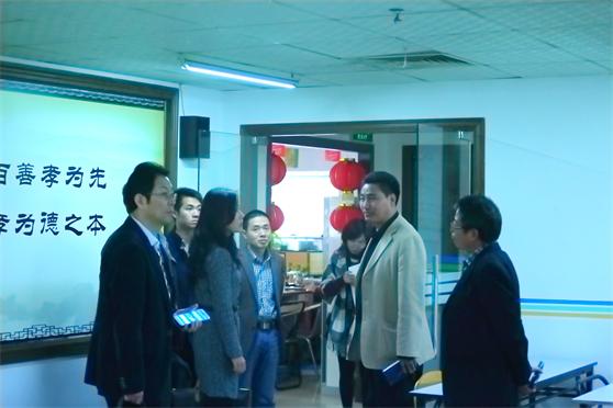 李纲领副总裁亲自带领大家参观了校园一