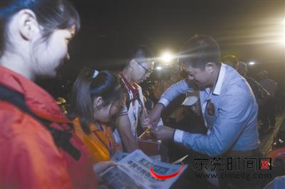 然后由市慈善会捐给灾区