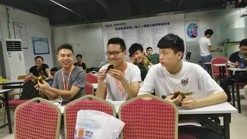 送来一颗端午粽，