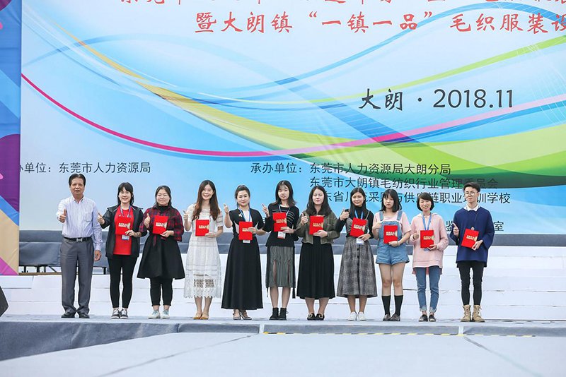 身材高挑的模特身着选手耗时一个多月精