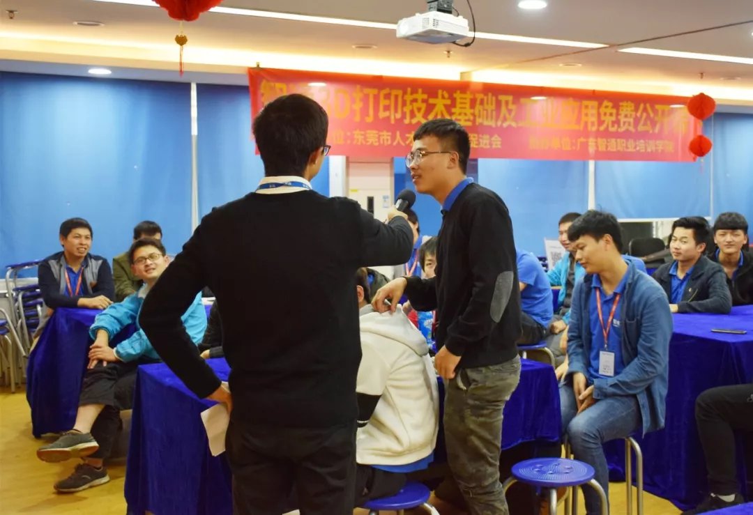 运用粉末状家金属或者塑料等可粘合的材